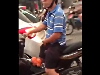 バイクの運転中にオナニーをする男
