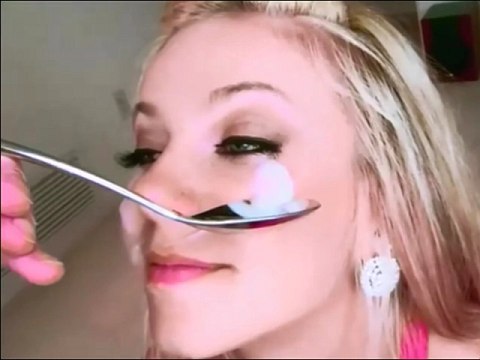 スプーンで精子を掬って食べる海外娘たち