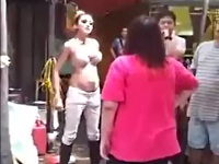 万引きを疑われ服を脱ぎだすお姉さん