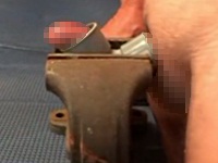 配管にチ●コを突っ込んでオナニー