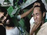 とんでもないフェイスマッサージで客にイタズラするゲス理容師