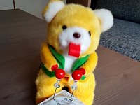 可愛い顔してエゲツない！？リズムにのってコンドームに穴を開ける熊のオモチャ