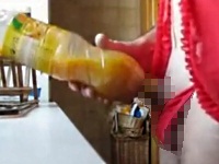 ジュースやケチャップのボトルでオナニーする男性