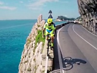 ロードバイクを自由自在に乗りこなす男性