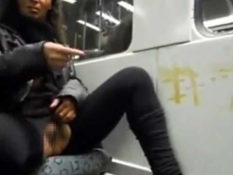 電車内で放尿にチャレンジする外国人女性