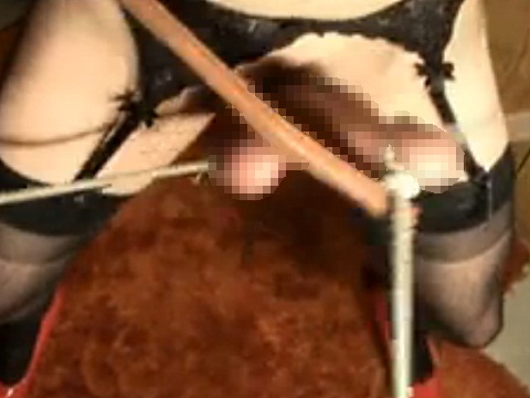 女装して局部を縛って揺らす変態男