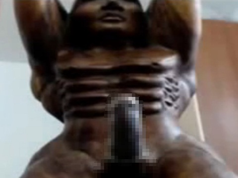 硬いペニスを持つ木彫り人形でマスターベーションをする外国人女性