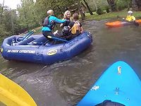 ボートで川下り中に大喧嘩してる姉妹がいるんだが...