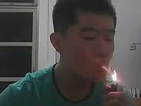 火のついたタバコを丸呑みする人間ポンプ芸を披露する男