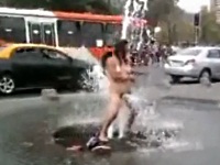 噴水で遊んでいる全裸のドラッグ女性