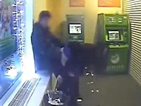 銀行のATMでヤっちゃう大胆なカップル