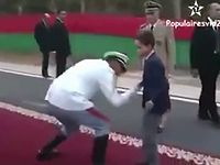 臣下たちの忠誠を誓うキスを華麗に拒否しまくるモロッコの王子様www