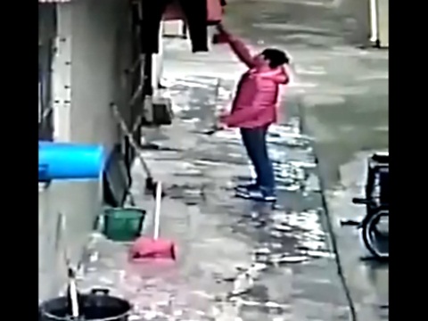 女性の下着を盗み、その場でオナニーを始めるマジキチな男