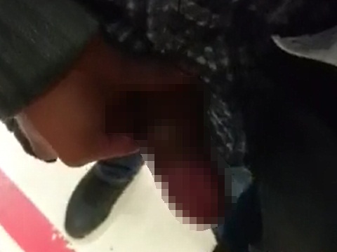 少女に精液をかける変態男