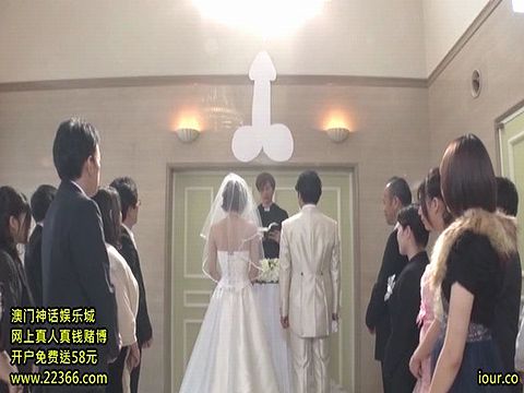 セックスのハードルが異常に低い世界で結婚披露宴中に近親相姦する新婦と父親 夏希みなみ