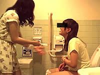 個室トイレの中まで連れションしている女の子を盗撮
