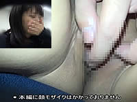 大学の講義中に痴漢される女子大生