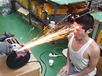 研削盤から出た火花を顔に浴びてみた