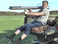 ロケットランチャーを使って靴下を脱ぐ男ｗｗｗ