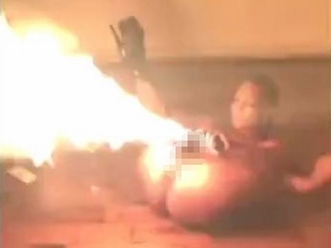 火炎放射器のようなオマ●コをもつ外人ストリッパー Stripper Pussy Spits Hot Fire