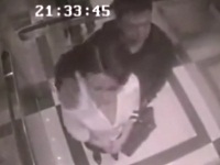 エレベーター内で痴漢しようとした男性を倒す女性