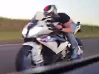 時速300km以上で走っているポルシェを追い抜くバイク