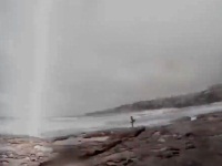 サーフィンしようと海岸にやってきたカップルの近くに雷が落ちる