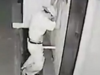 防犯カメラが捉えた!排水管とエッチをする男性