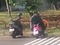 女の子のスクーターのシートにチ●コを擦りつけてオナニーする男性