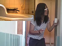 検尿・検便している女の子をトイレ盗撮