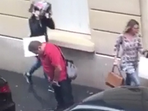 立ちションベンしていた泥酔男性が倒れて自分のオシッコが服につく