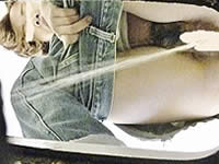 便器の中から見上げるアングル！便槽内に潜ってトイレ盗撮