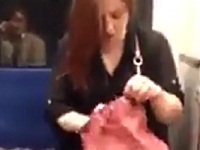 電車内で急に顔の表情が変わって乗客を攻撃するお姉さん