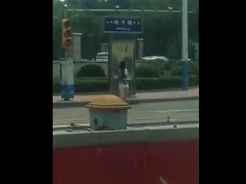 服を脱いでタダ乗りしようとする露出お姉さん