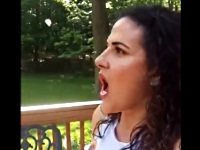 口から飛ばしたガムを口に戻すことができるお姉さん