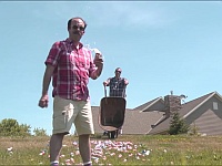 ビールが美味い季節!オッサン二人がスタイリッシュに缶ビールを渡してみた