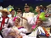 美人コンテストで準優勝のお姉さんが優勝者のティアラを自分にかぶるハプニング