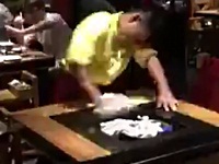 まるでカンフー！テーブルの拭き方が激しい店員さん