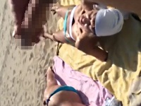ビーチで日光浴をしているお姉さんにザーメンをぶっかける男性