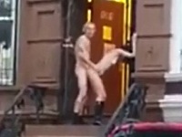 見せつけるように立ちバックでハメているおじいちゃん