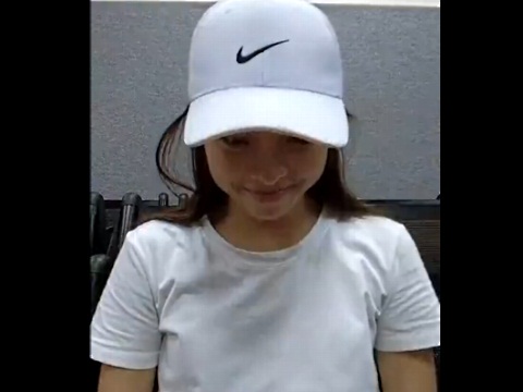 首の後ろに腕をまわし、服の上から胸を揉んでアピールするお姉さん