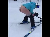 スキー場で滑りながらウ○コをする女性