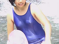 川で水遊びしているスクール水着少女を盗撮