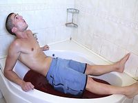 YouTuberが1250本分のチリソース風呂に入った結果ｗｗｗ