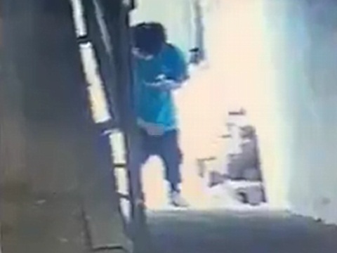 休憩時間中にせんずりを楽しむ男性