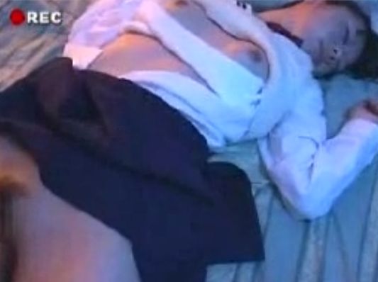 女子高生を泥酔させて昏睡レイプ