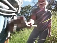 女性にチ●コを見せつけ、局部をハンマーで叩かれても動じない変態男