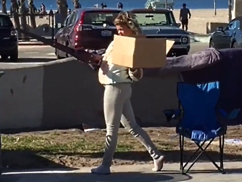 ベニス・ビーチの通りで人がたくさんいるのに排泄する外国人女性