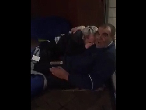 チンコを咥えてもらっている男性ホームレスを近づいて見たら咥えてる人も男性だった