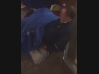 路上の片隅でフェラを楽しんでいる男性ホームレスに近づいてみたら......